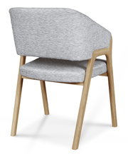 Achterkant van een moderne fauteuil met grijze stoffen bekleding en houten poten