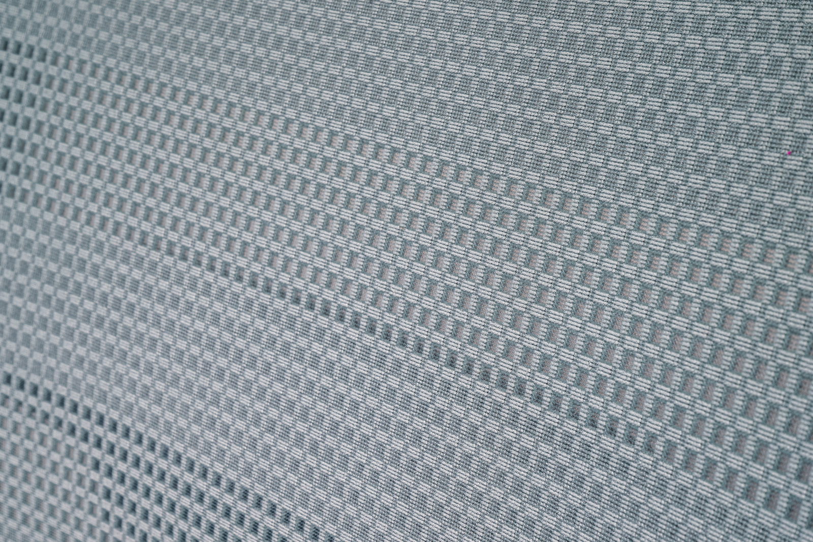 Nahaufnahme des Netzgewebes eines Bürostuhls aus seitlicher Perspektive