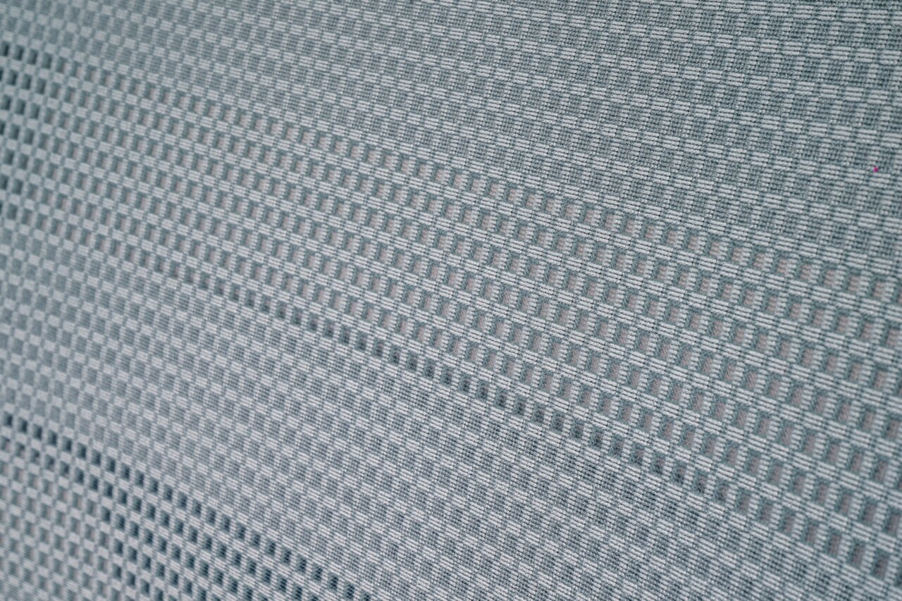Nahaufnahme des Netzgewebes eines Bürostuhls aus seitlicher Perspektive