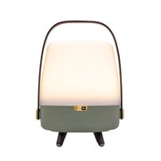 Frontansicht einer tragbaren Lampe mit grünem Sockel und weißem Leuchtkörper, ausgestattet mit einem Griff und JBL-Logo.