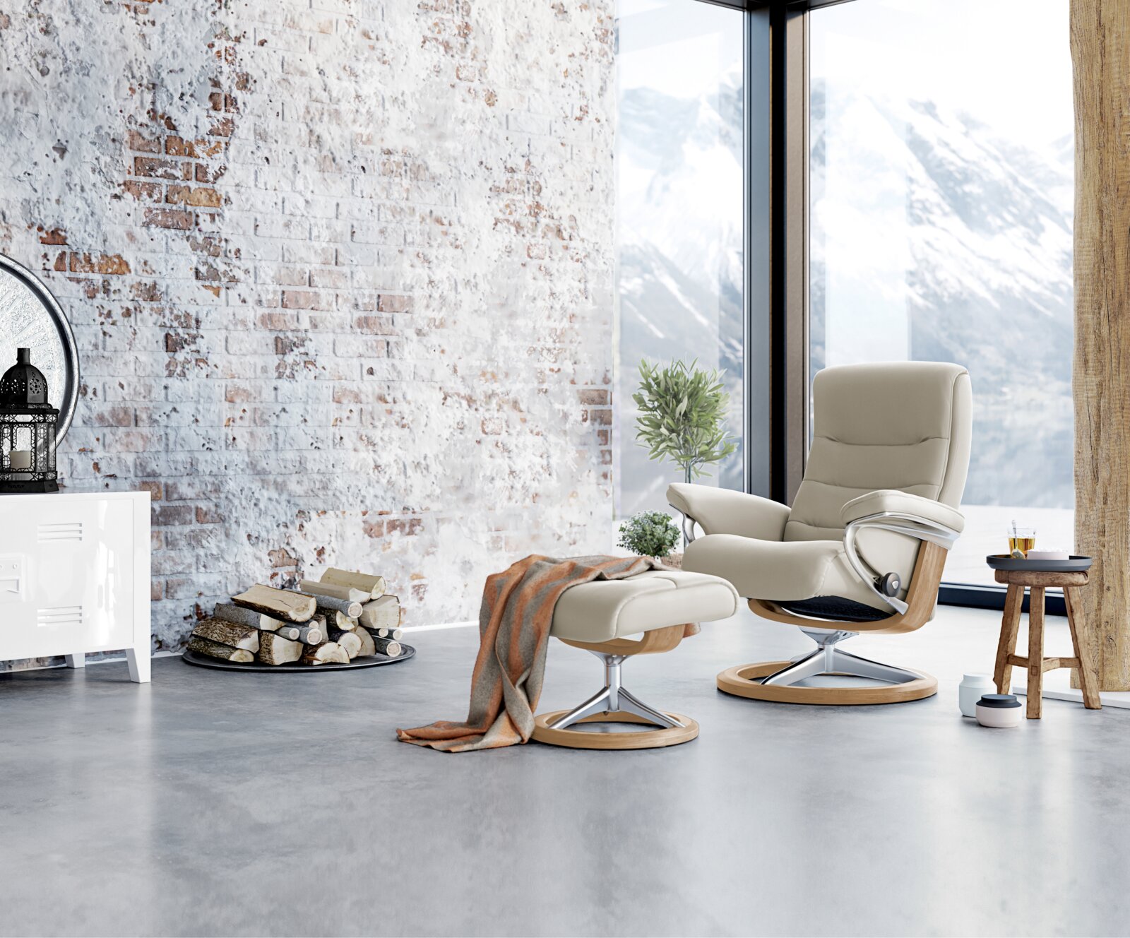 Stressless Einzelsesselset NORDIC Moderner Einzelsessel mit Hocker in einem stilvollen Wohnzimmer mit Bergblick, seitliche Perspektive