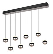 Moderne Pendelleuchte mit sieben kugelförmigen Lampenschirmen, hängend an dünnen Kabeln von einer rechteckigen Deckenhalterung, seitliche Perspektive