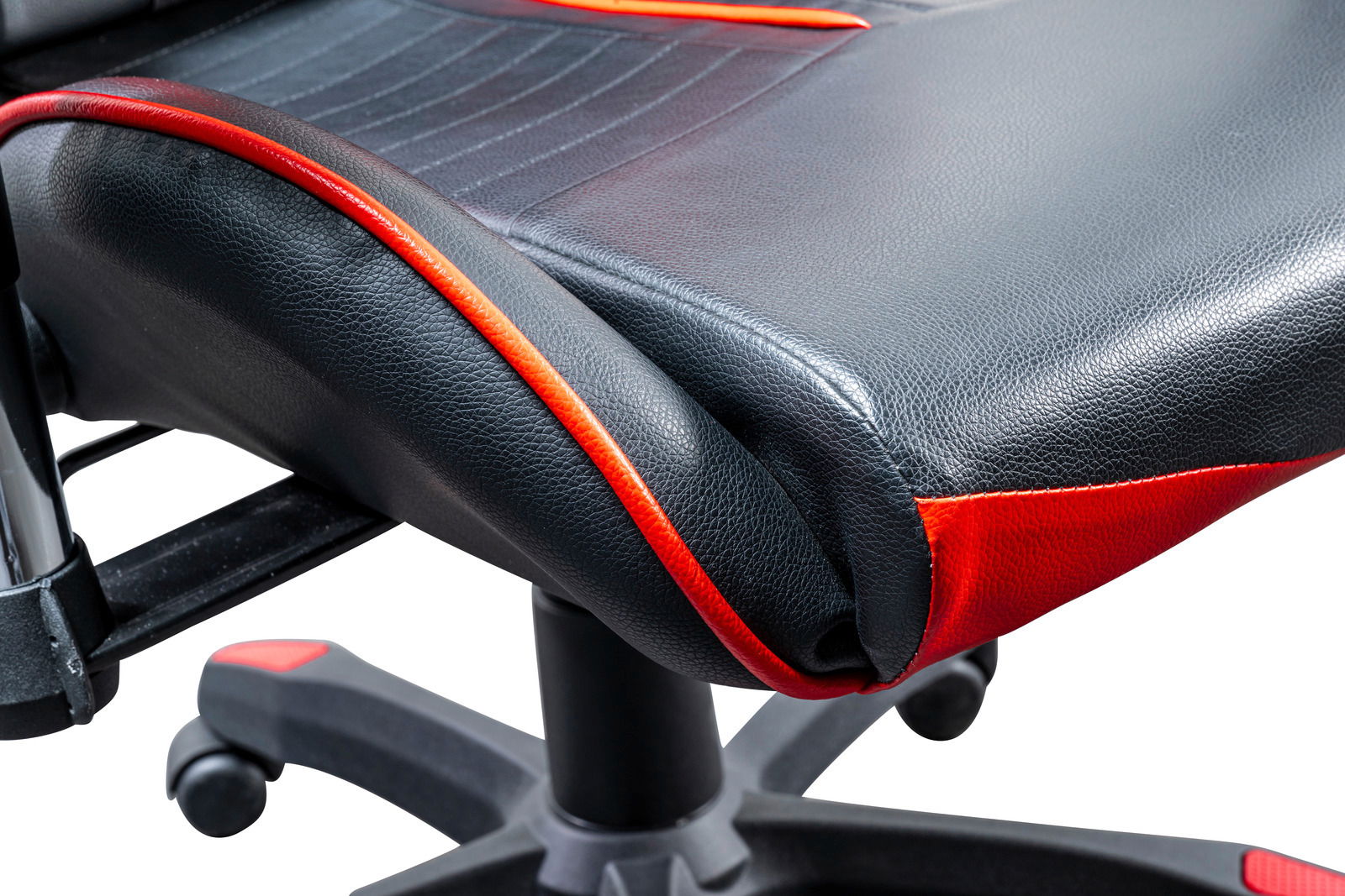 Nahaufnahme eines schwarzen Gaming-Stuhls mit roten Akzenten, seitliche Perspektive