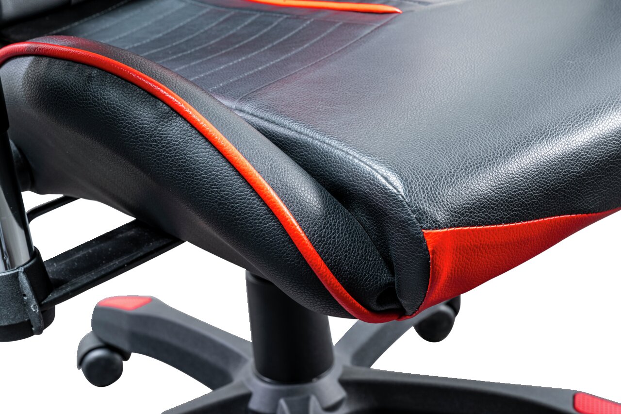 Nahaufnahme eines schwarzen Gaming-Stuhls mit roten Akzenten, seitliche Perspektive