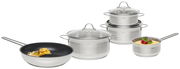 Topfset 5-tlg. aus Edelstahl, bestehend aus drei Töpfen mit Glasdeckeln, einer Pfanne mit Bratkartoffeln und einem Stieltopf mit Dessert, seitliche Perspektive