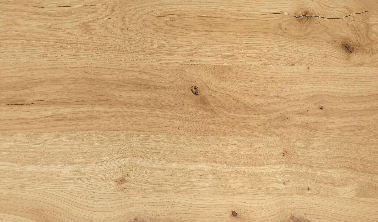 Nahaufnahme einer Holzoberfläche mit natürlicher Maserung und Astlöchern, aus der Vogelperspektive aufgenommen.