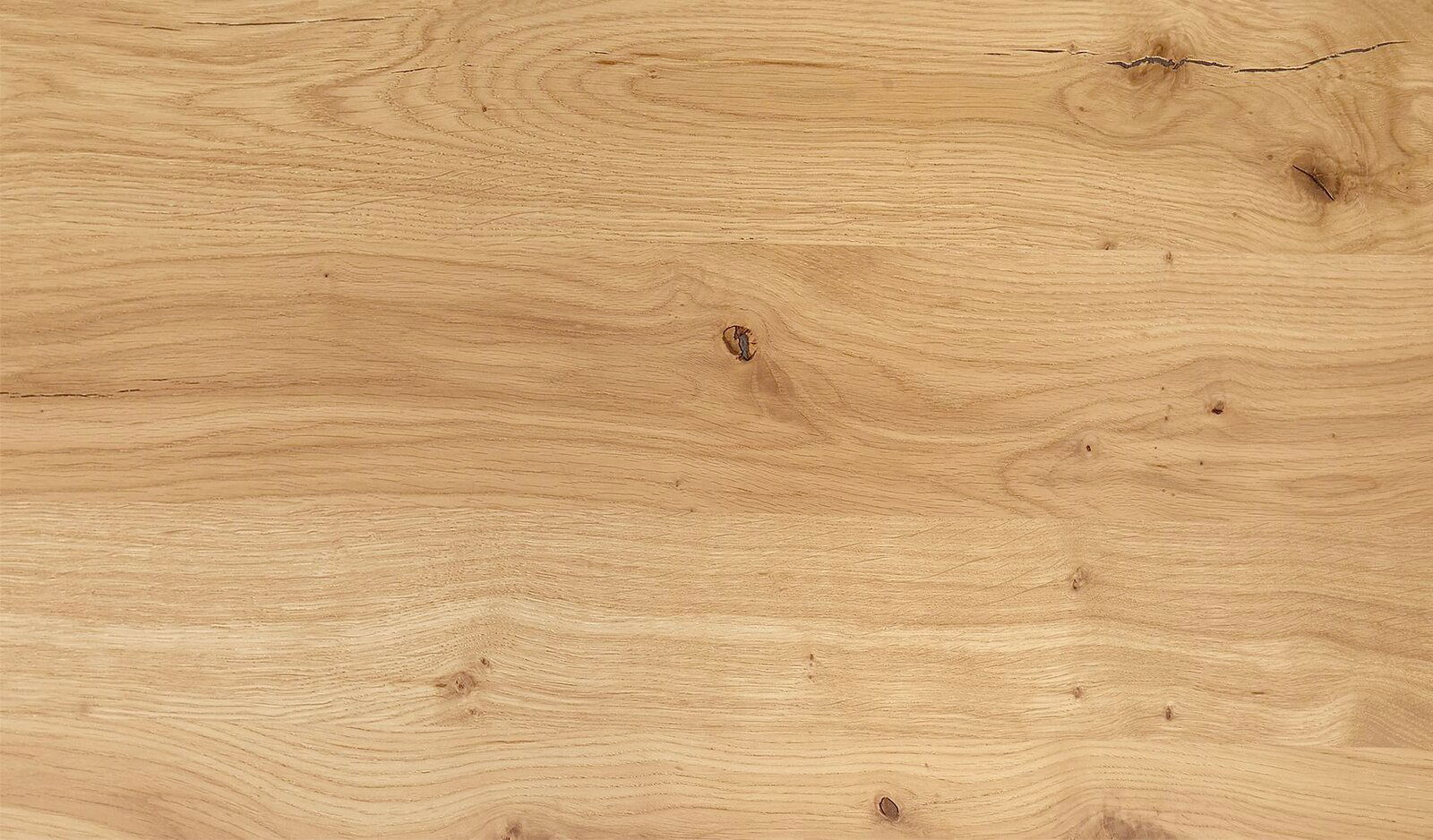 Nahaufnahme einer Holzoberfläche mit natürlicher Maserung und Astlöchern, aus der Vogelperspektive aufgenommen.