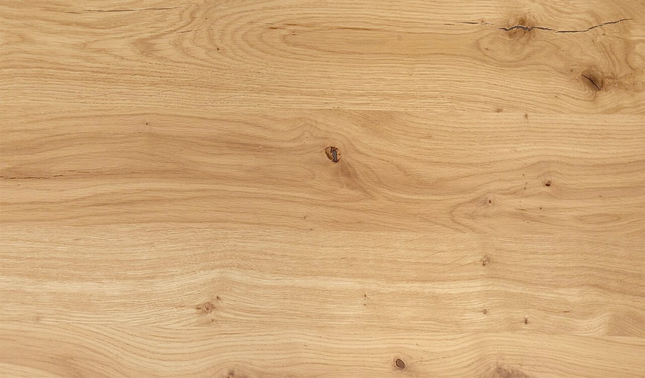 VOSS Garderobenpaneel VEDO Nahaufnahme einer Holzoberfläche mit natürlicher Maserung und Astlöchern, aus der Vogelperspektive aufgenommen.