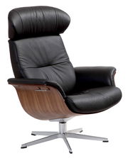 Schwarzer Relaxsessel mit Holzrückseite und Metallfuß, seitliche Perspektive