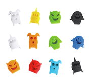 Bunte Glasmarker in Form von lustigen Geister- und Monsterfiguren, aus der Vogelperspektive fotografiert.