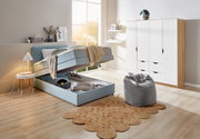 Boxspringbett mit Stauraum in einem modernen Schlafzimmer, seitliche Perspektive