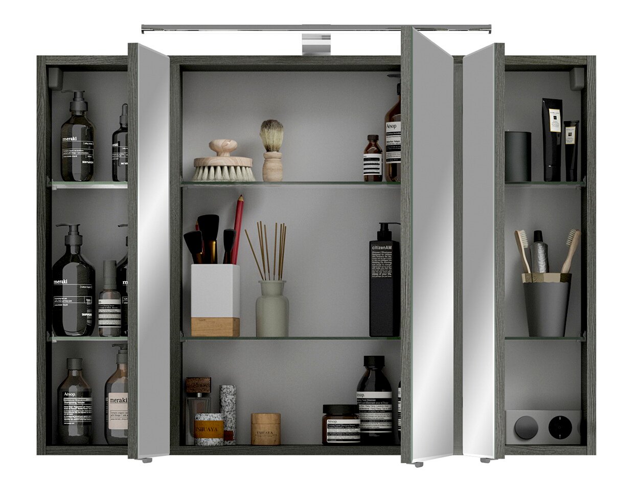 Moderner Spiegelschrank mit geöffneter Tür, gefüllt mit Pflegeprodukten und Accessoires, aus der Frontalperspektive.