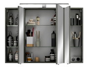 Moderner Spiegelschrank mit geöffneter Tür, gefüllt mit Pflegeprodukten und Accessoires, aus der Frontalperspektive.