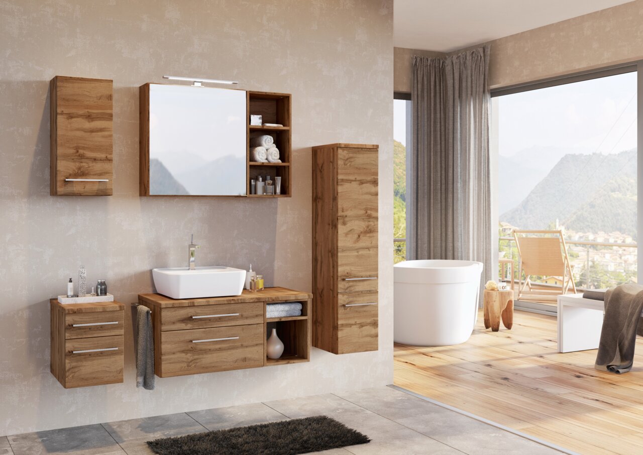 Moderner Badezimmer-Spiegelschrank aus Holz mit integriertem Regal, frontal betrachtet, in einem stilvollen Badezimmer mit Bergblick.