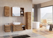 Moderner Badezimmer-Spiegelschrank aus Holz mit integriertem Regal, frontal betrachtet, in einem stilvollen Badezimmer mit Bergblick.