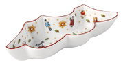 Weiße Servierschale in Tannenbaumform mit rotem Rand und weihnachtlichen Motiven, aus schräger Vorderansicht von oben