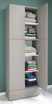 Beiger Kleiderschrank mit offenen Türen und mehreren Einlegeböden, gefüllt mit ordentlich gefalteter Kleidung; Ansicht schräg von vorn.