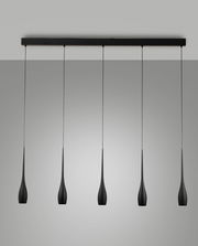 Moderne LED-Pendelleuchte mit fünf schwarzen, tropfenförmigen Lampenschirmen, frontal betrachtet.
