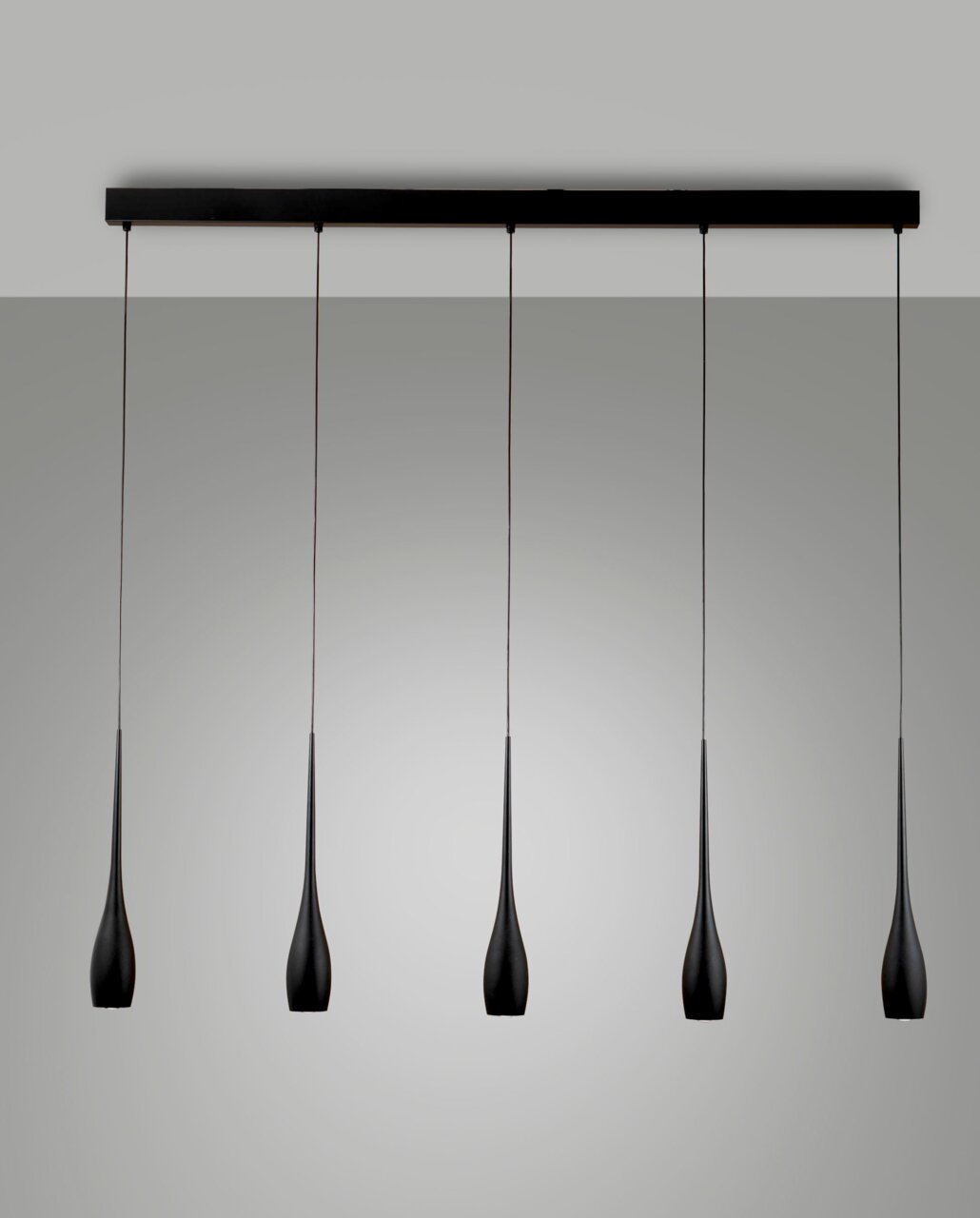 Fabas Luce LED-hanglamp COCO Moderne LED-Pendelleuchte mit fünf schwarzen, tropfenförmigen Lampenschirmen, frontal betrachtet.