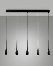 Moderne LED-Pendelleuchte mit fünf schwarzen, tropfenförmigen Lampenschirmen, frontal betrachtet.