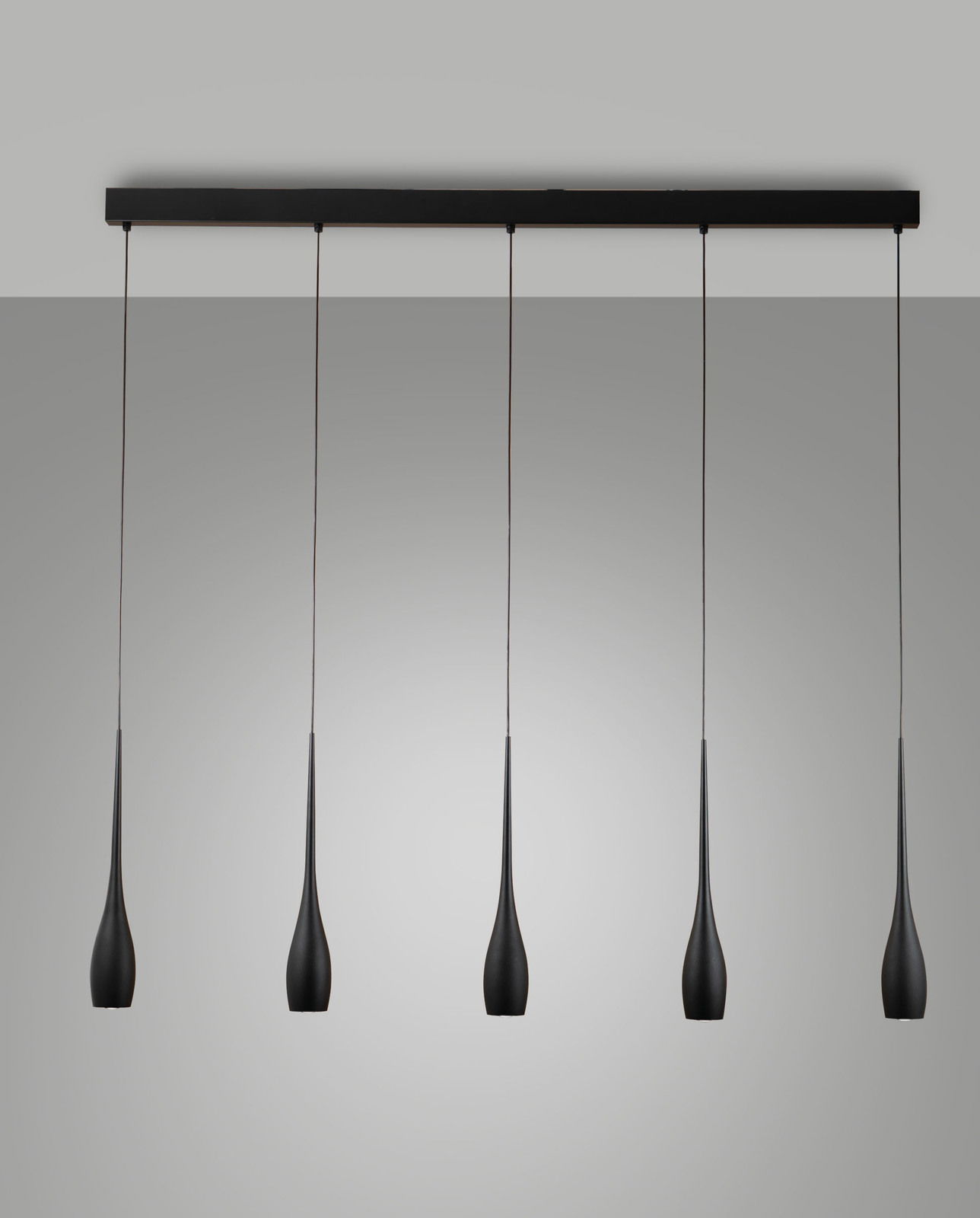 Moderne LED-Pendelleuchte mit fünf schwarzen, tropfenförmigen Lampenschirmen, frontal betrachtet.