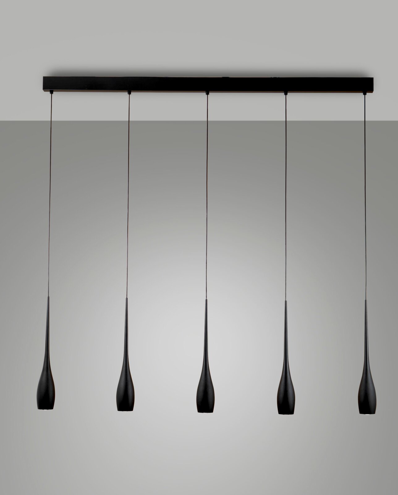 Moderne LED-Pendelleuchte mit fünf schwarzen, tropfenförmigen Lampenschirmen, frontal betrachtet.