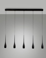 Moderne LED-Pendelleuchte mit fünf schwarzen, tropfenförmigen Lampenschirmen, frontal betrachtet.