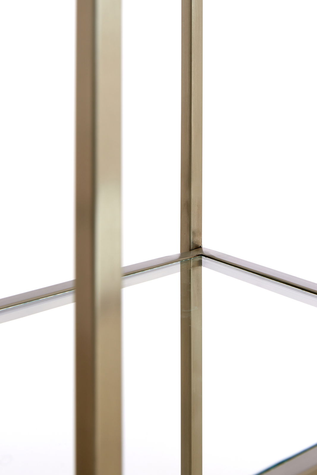 Nahaufnahme eines Standregals mit Metallrahmen und Glasböden, seitliche Perspektive