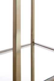 Nahaufnahme eines Standregals mit Metallrahmen und Glasböden, seitliche Perspektive