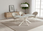 Moderner Esstisch mit heller Tischplatte und weißem X-Gestell, umgeben von vier gepolsterten Stühlen in Creme in einem hellen Esszimmer; Perspektive: schräg von vorne auf Augenhöhe.