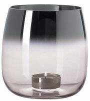 Klares Windlicht oder Vase aus Glas mit einem Teelicht, seitliche Perspektive.