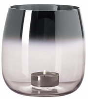 Klares Windlicht oder Vase aus Glas mit einem Teelicht, seitliche Perspektive.