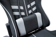 Nahaufnahme eines Gaming Stuhls mit ergonomischer Rückenlehne und Lendenwirbelstütze, seitliche Perspektive