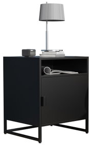 Schwarzer Nachttisch/Beistellschrank im modernen Design mit Metallgestell, offenes Fach und Tür, darauf Tischlampe und Bücher; Ansicht schräg von vorne