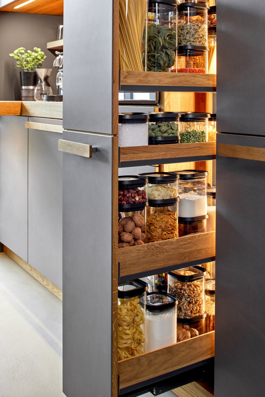 De PANTRY-set met voorraadbussen in een moderne keukenkast, gevuld met diverse levensmiddelen, gefotografeerd vanuit een zijaanzicht.