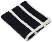 Gefaltetes Handtuch mit schwarzen und weißen Streifen, Ansicht von oben