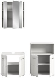 Badezimmerschrank-Kombination in Weiß, bestehend aus einem Spiegelschrank mit drei Türen und zwei Unterschränken mit jeweils zwei Türen, frontal abgebildet.