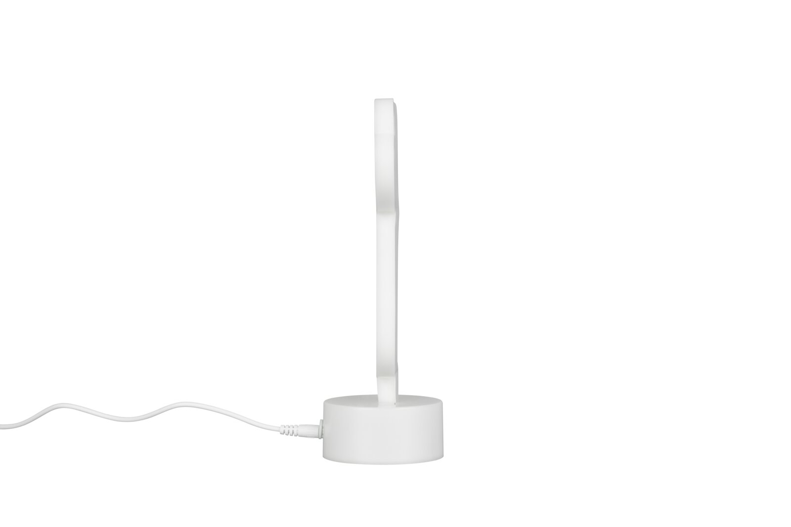 Weiße LED-Tischlampe mit rundem Standfuß und seitlich angeschlossenem Kabel, Seitenansicht vor weißem Hintergrund