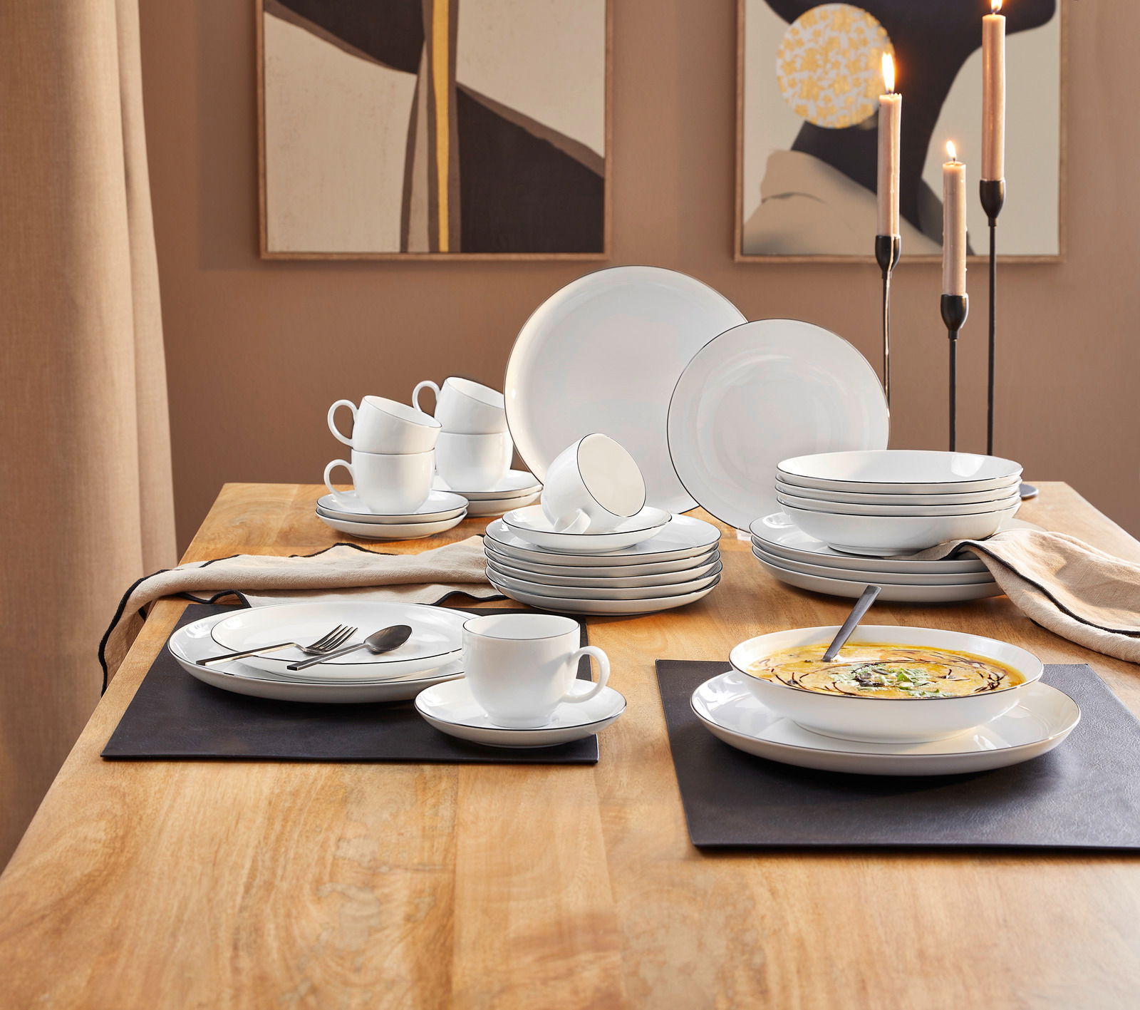 Elegantes Kombiservice Lido Black 30-teilig auf einem gedeckten Tisch, seitliche Perspektive.