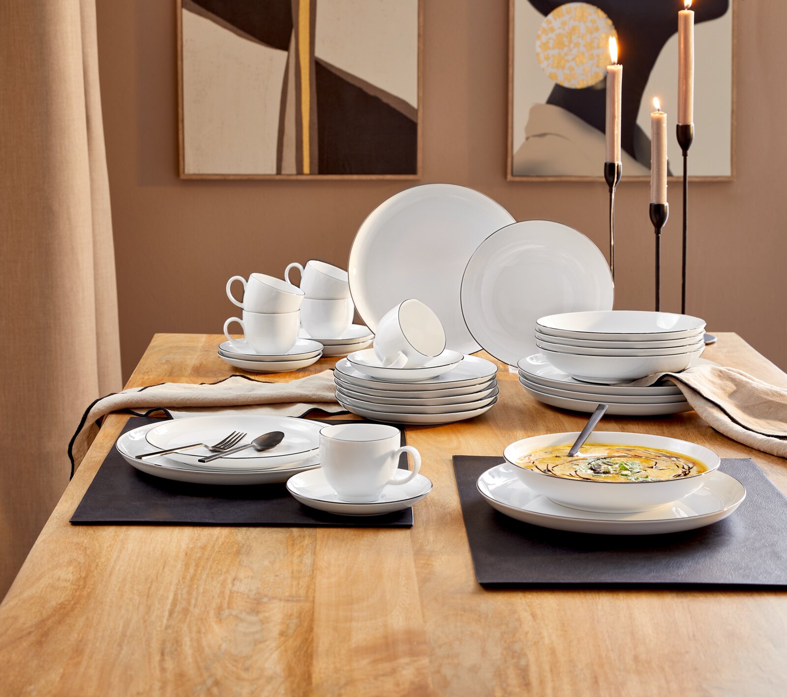 Het elegante servies Lido Black, 30-delig, op een gedekte tafel, gezien vanaf de zijkant.