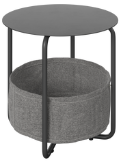 Moderner Beistelltisch mit rundem, schwarzem Tischplatte und grauem Stoffkorb darunter, seitliche Perspektive.