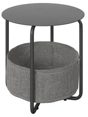 Moderner Beistelltisch mit rundem, schwarzem Tischplatte und grauem Stoffkorb darunter, seitliche Perspektive.