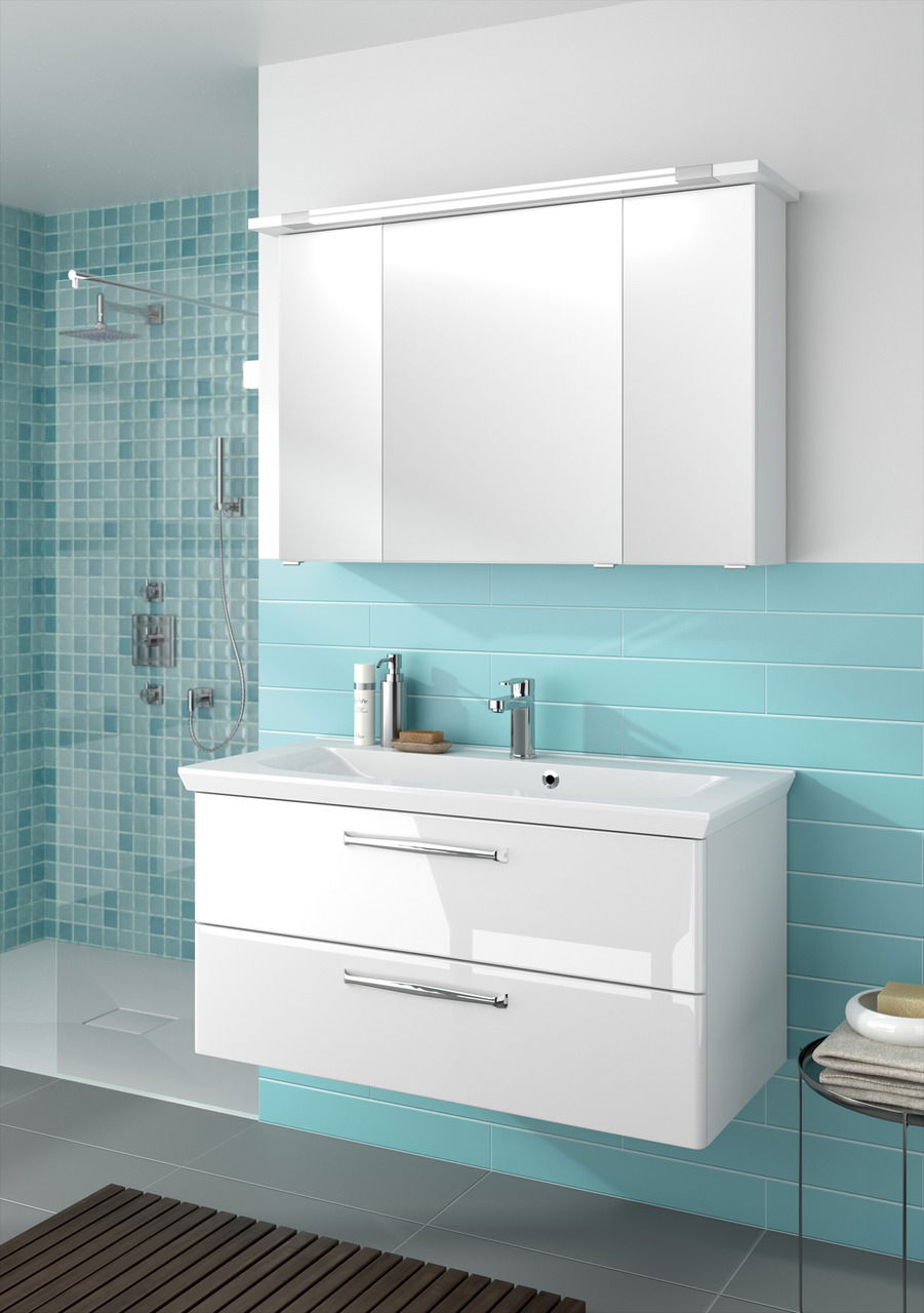 Moderner weißer Badblock mit zwei Schubladen und Waschbecken, darüber ein großer Spiegelschrank, seitliche Perspektive