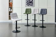 Vier moderne Barhocker in verschiedenen Farben, von links nach rechts: hellgrau, grün, beige und dunkelgrau, mit schwarzem Fuß und Fußstütze, aus seitlicher Perspektive fotografiert.