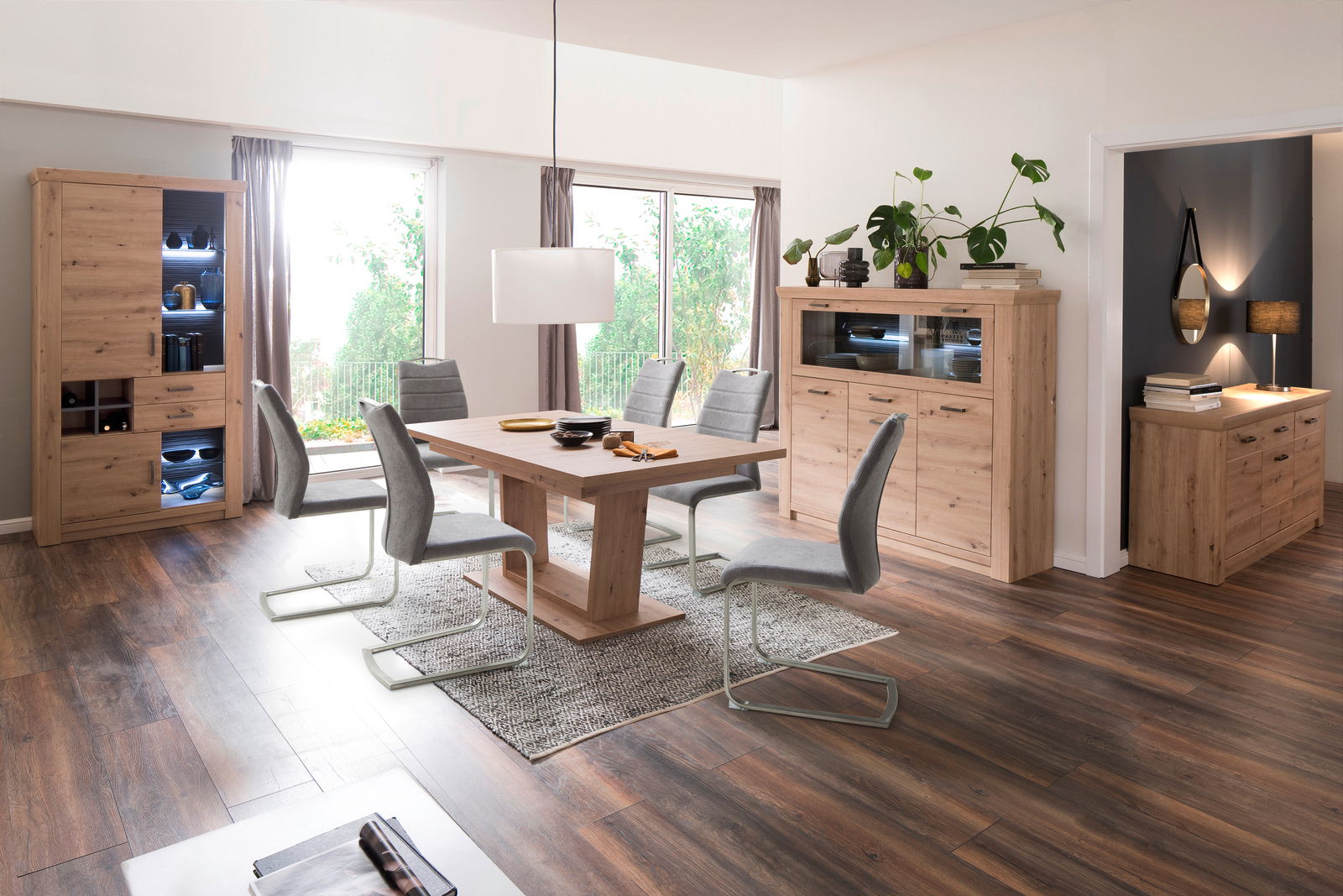 Landscape Highboard BRUNECK Esszimmer mit modernem Highboard aus Holz, Blick von schräg vorne. Das Highboard BRUNECK bietet viel Stauraum und ist Teil einer stilvollen Einrichtung mit Esstisch und Stühlen.