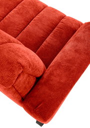 Nahaufnahme einer roten 2er-Sitzbank mit weichem Stoffbezug, seitliche Perspektive