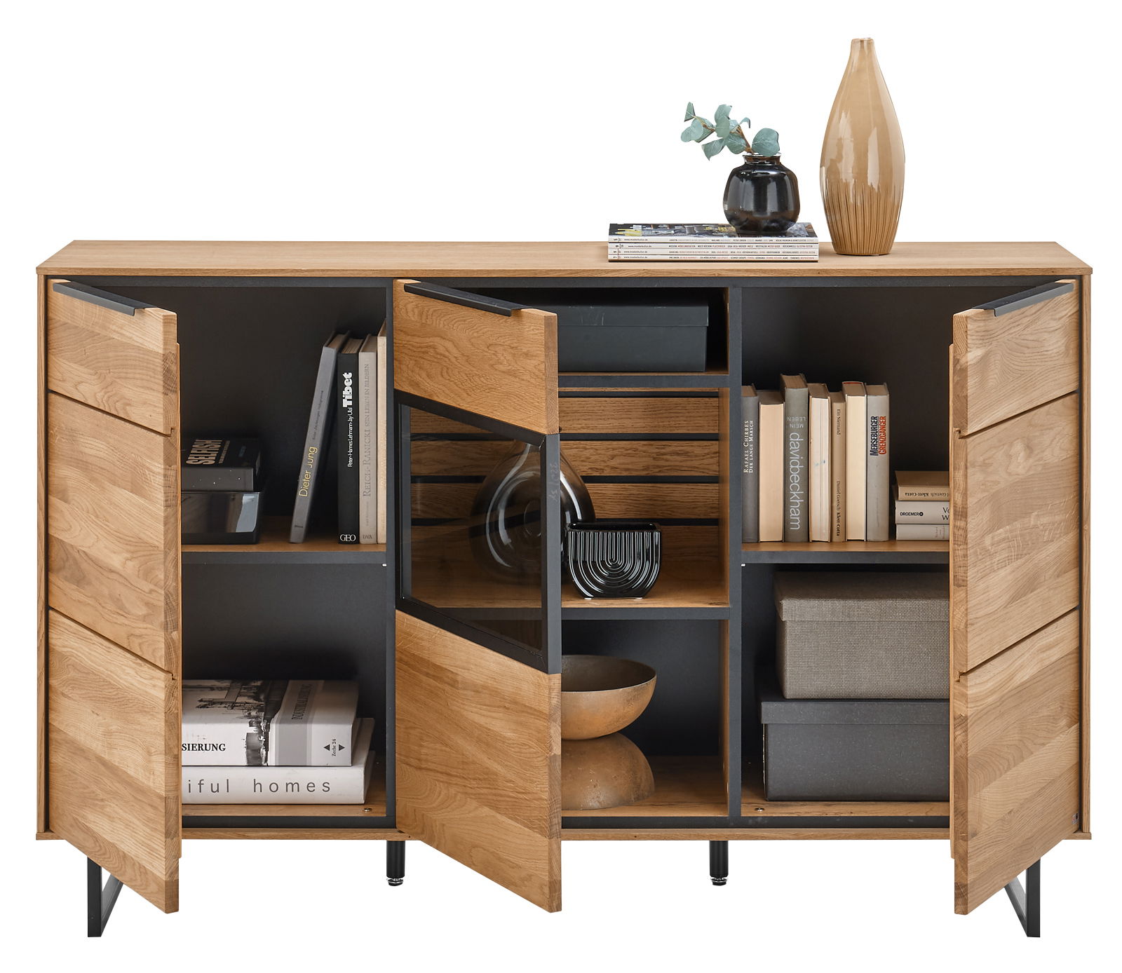 Frontale Ansicht eines modernen Sideboards aus Holz mit offenen Türen, gefüllt mit Büchern, Dekorationsgegenständen und Aufbewahrungsboxen.