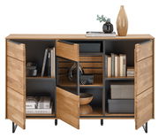 Frontale Ansicht eines modernen Sideboards aus Holz mit offenen Türen, gefüllt mit Büchern, Dekorationsgegenständen und Aufbewahrungsboxen.