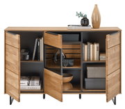 Vooraanzicht van een modern houten dressoir met open deuren, gevuld met boeken, decoratieartikelen en opbergdozen.