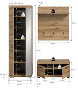Garderoben-Set 3-teilig in Holzoptik, bestehend aus einem hohen Schrank mit Spiegel, einer Wandgarderobe mit Haken und einem niedrigen Schuhschrank. Frontale Ansicht.